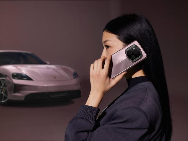 Bee Birgit Steger - Porsche Design Campaign - artistspool.com