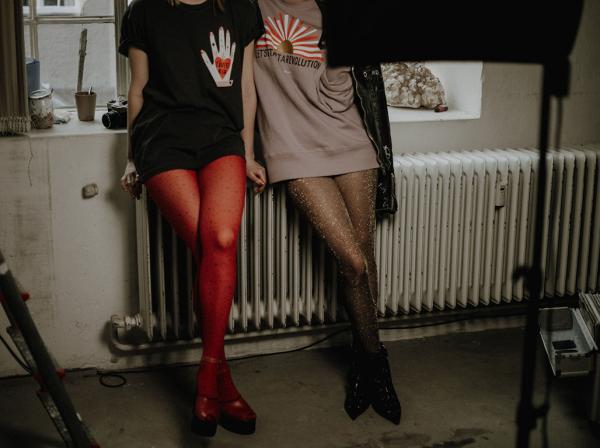 Bee Birgit Steger - The Colorful Crew Lookbook Indoor - artistspool.com