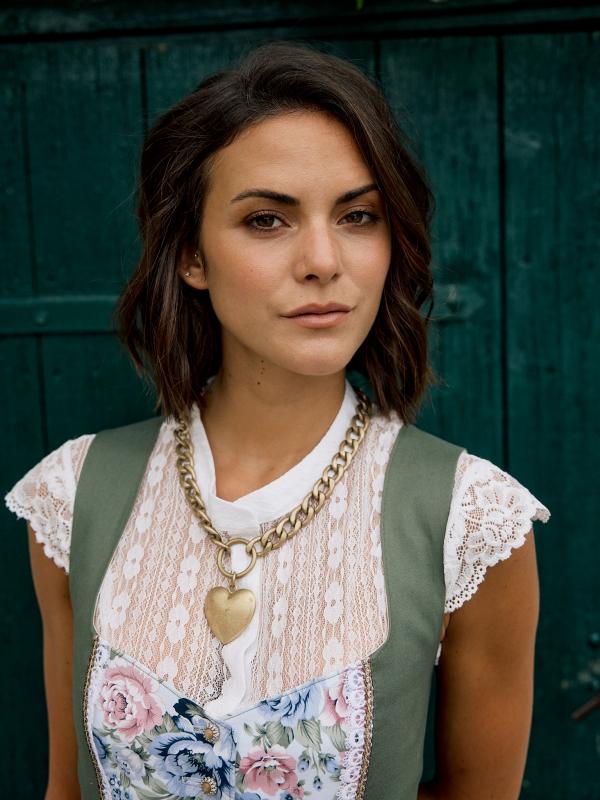 Sophia Langenecker (MUC) - Shedoes Tracht - artistspool.com