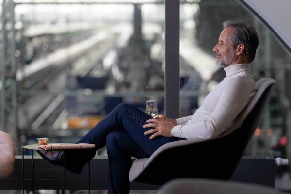 Manuel Miltner - DB Lounge Shooting FFM - artistspool.com