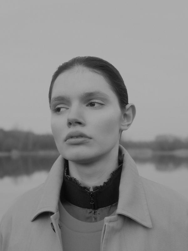 Nuria Gregori - Lila at the Lake - artistspool.com