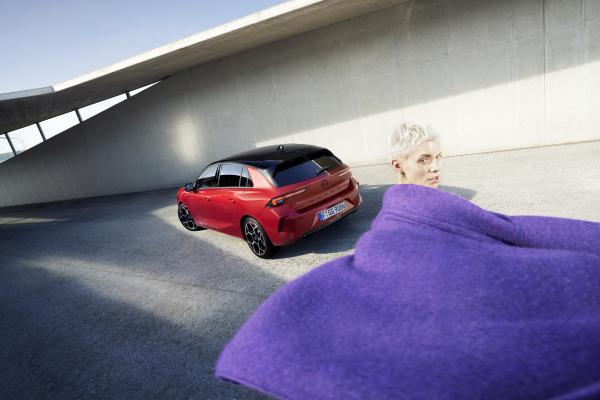 Julia Neubauer - Opel Astra - artistspool.com