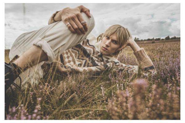 Josephine Winter - In the Fields - artistspool.com