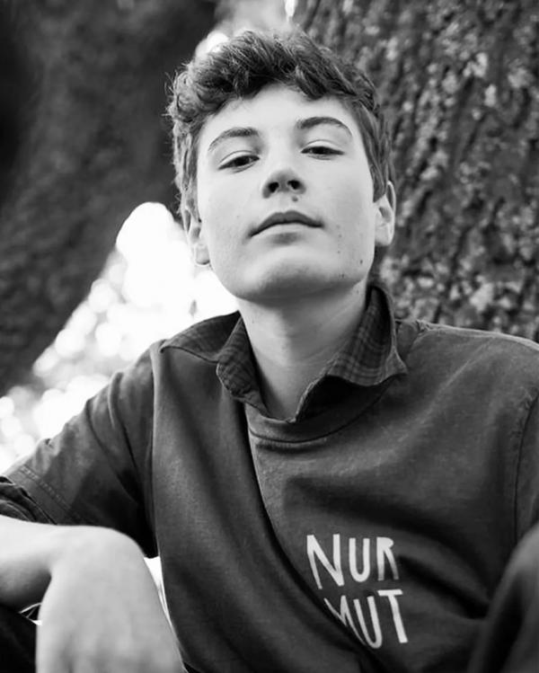 Bee Birgit Steger - NUR MUT Campaign - artistspool.com