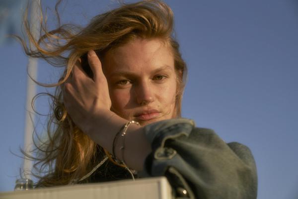 Julia Neubauer - Dockland - artistspool.com