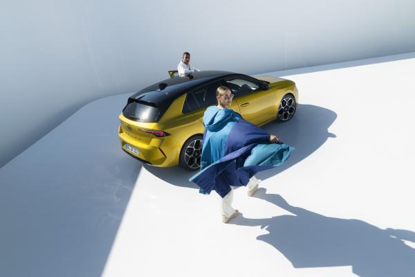 Julia Neubauer - Opel - artistspool.com