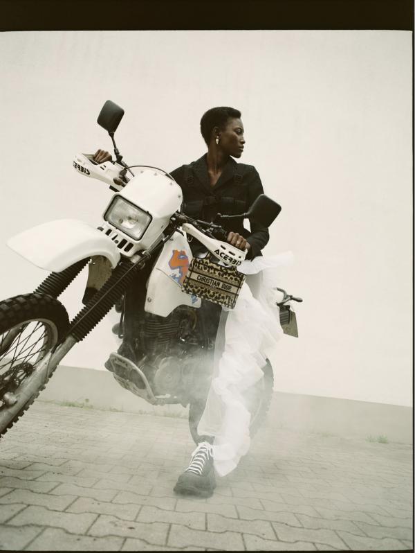 Adelaida Cue Baer - Faces Magazin - artistspool.com