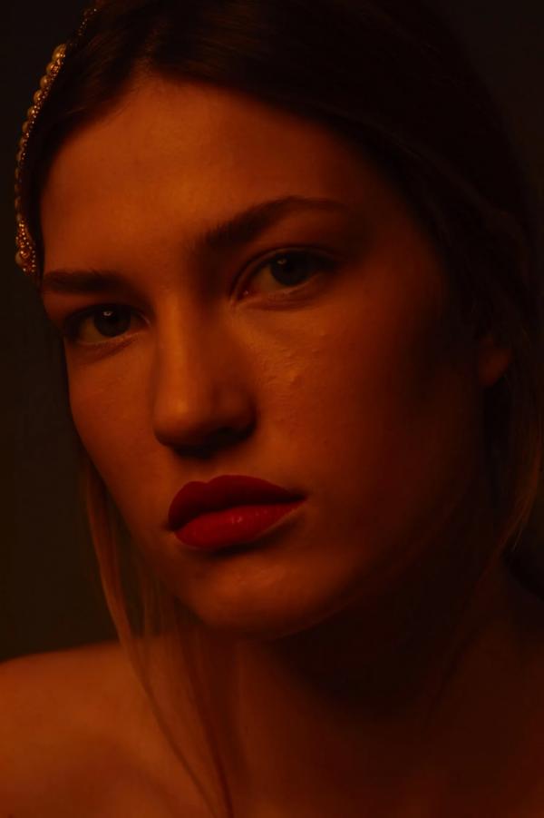 Anna Ploch (MUC) - red line - artistspool.com