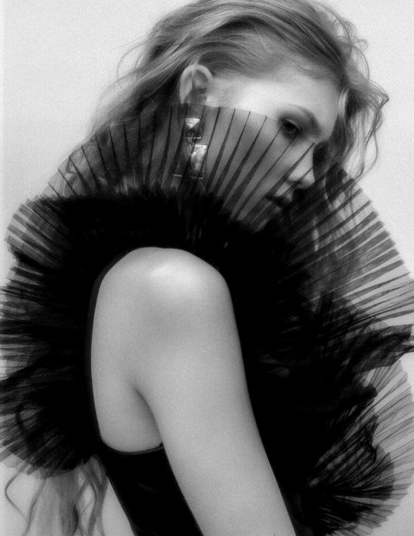 Julia Neubauer - Schön! Magazine - artistspool.com