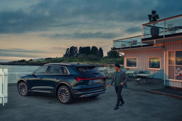 Jacqueline Ziesmer - Audi e-tron - artistspool.com