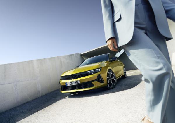 Julia Neubauer - Opel Astra - artistspool.com