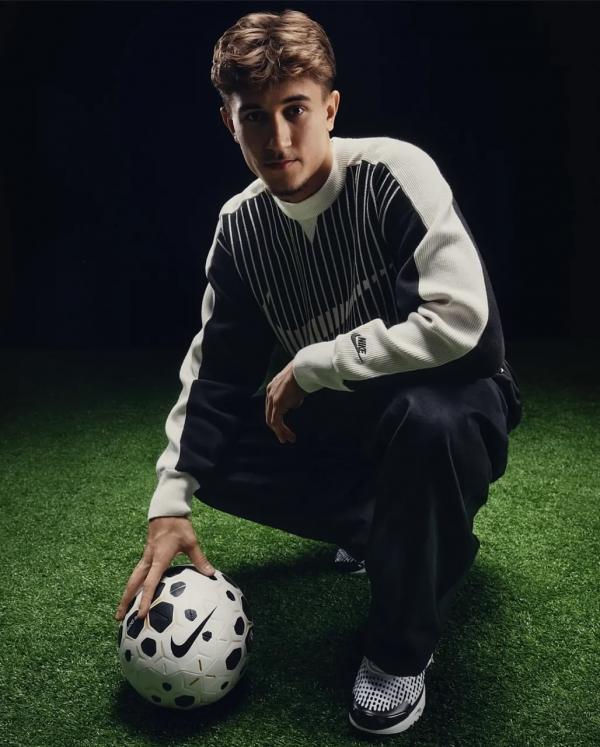 Anna Ploch (MUC) - Nike Tom Bischof - artistspool.com