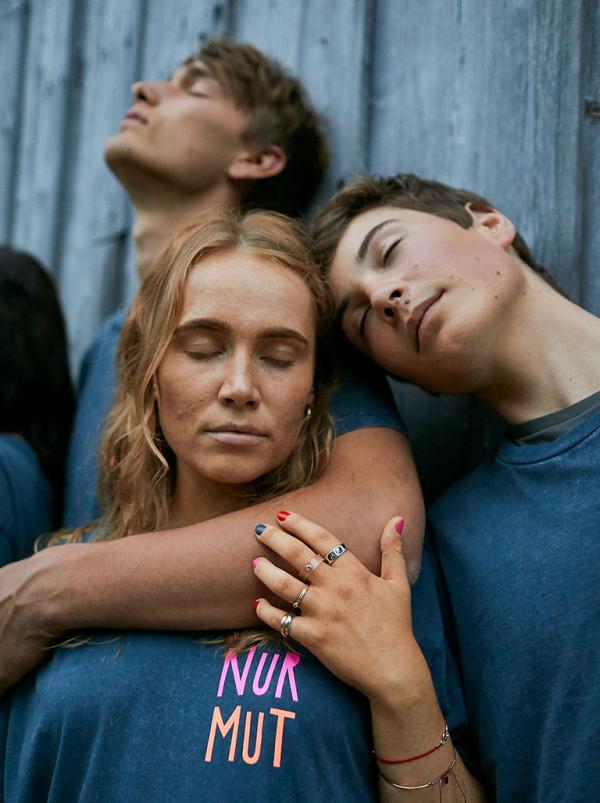 Bee Birgit Steger - NUR MUT Campaign - artistspool.com