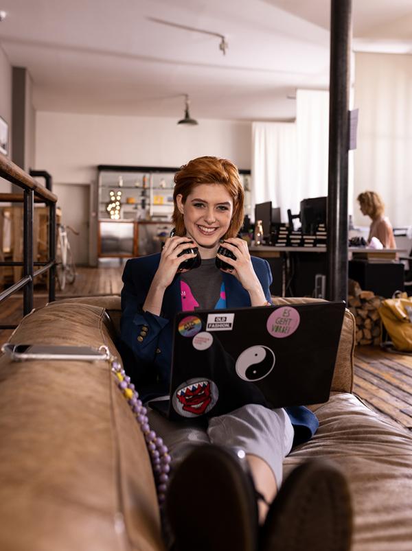 Bee Birgit Steger - Coworkingspace Advertorial - artistspool.com