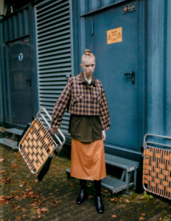 Julia Neubauer - Schön! Magazine - artistspool.com
