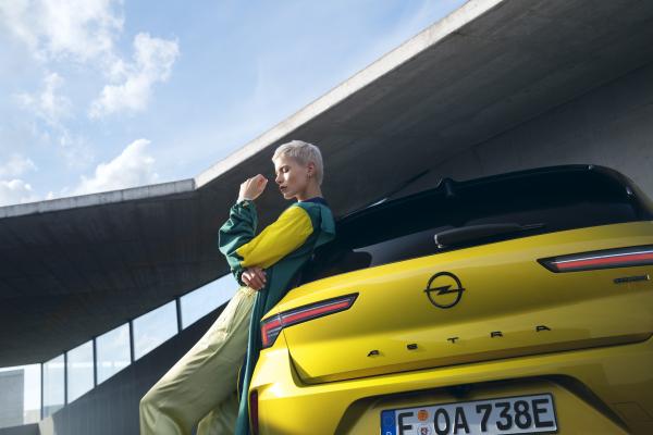Julia Neubauer - Opel Astra - artistspool.com