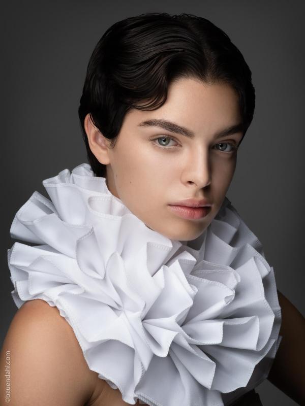 Susi Loos - collars - artistspool.com