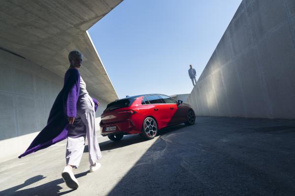 Julia Neubauer - Opel Astra - artistspool.com