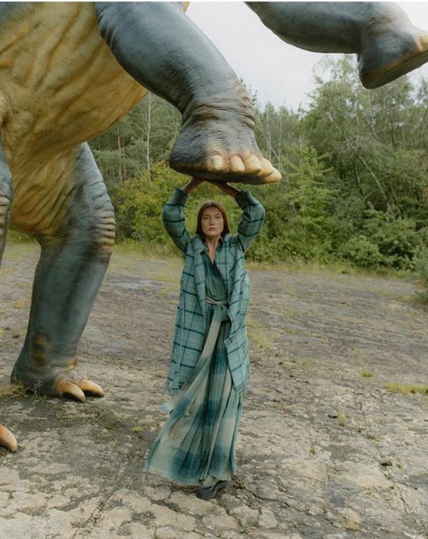 Adelaida Cue Baer - Dino Vogue CZ - artistspool.com