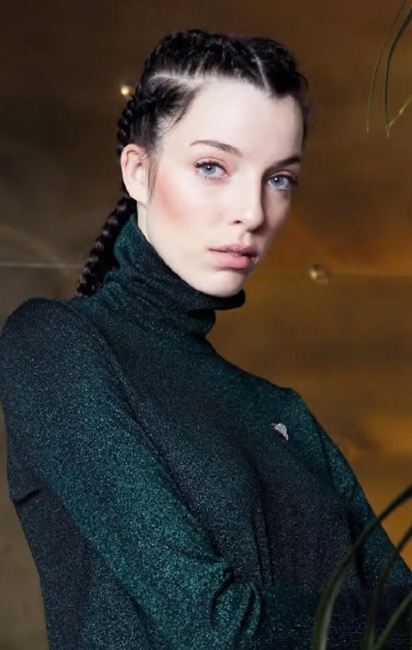 Anna Ploch (MUC) - Mykke Hofmann - artistspool.com