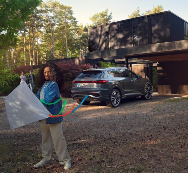 Jacqueline Ziesmer - Audi Q5 - artistspool.com