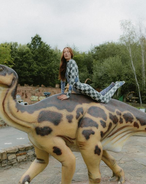 Adelaida Cue Baer - Dino Vogue CZ - artistspool.com