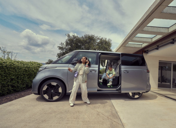 Adelaida Cue Baer - ID. Buzz - artistspool.com