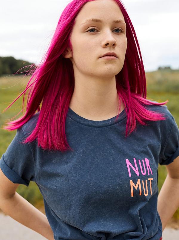 Bee Birgit Steger - NUR MUT Campaign - artistspool.com