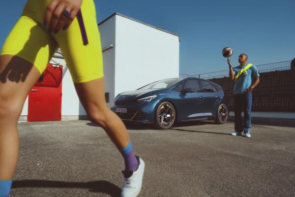 newcomer: Hanna Kohlhauer - Cupra born - artistspool.com