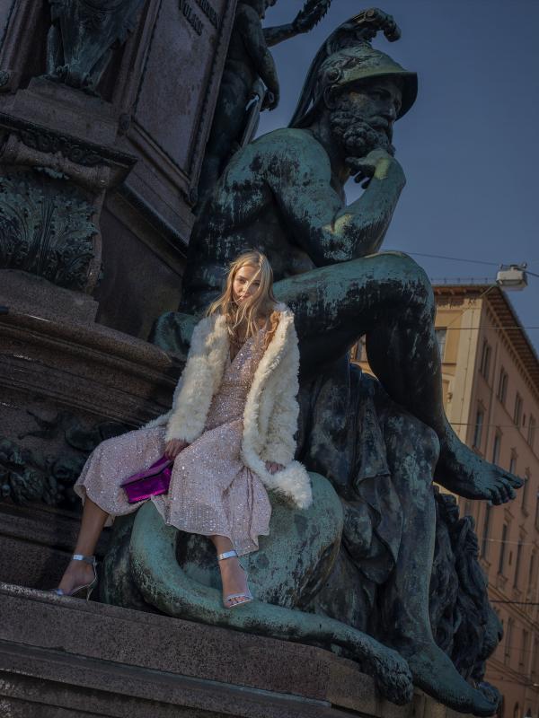 Jacqueline Abrahams - Rosenheimerin Nachtschwärmer - artistspool.com