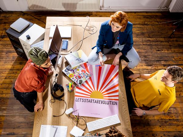 Bee Birgit Steger - Coworkingspace Advertorial - artistspool.com