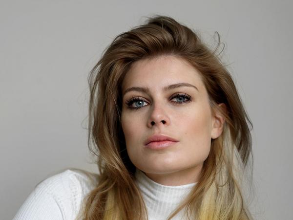 Eva Hennings - Theresa Hoeckrich - artistspool.com