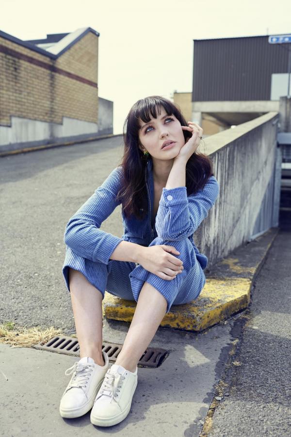 Julia Neubauer - Hazel - artistspool.com