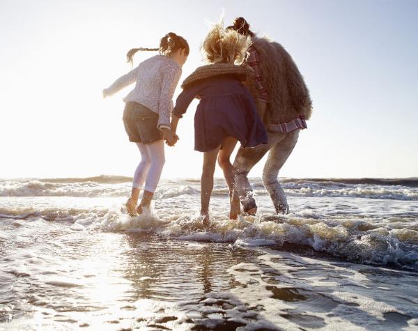 Julia Neubauer - by the sea - artistspool.com