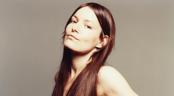 Ara Decker - Nicolette Krebitz - artistspool.com