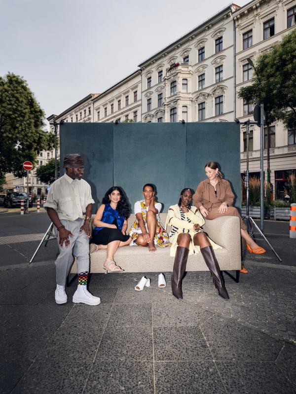 Nuria Gregori - freistil 160 x Buki Akomalafe - artistspool.com