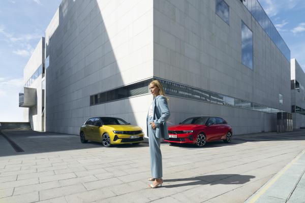 Julia Neubauer - Opel Astra - artistspool.com