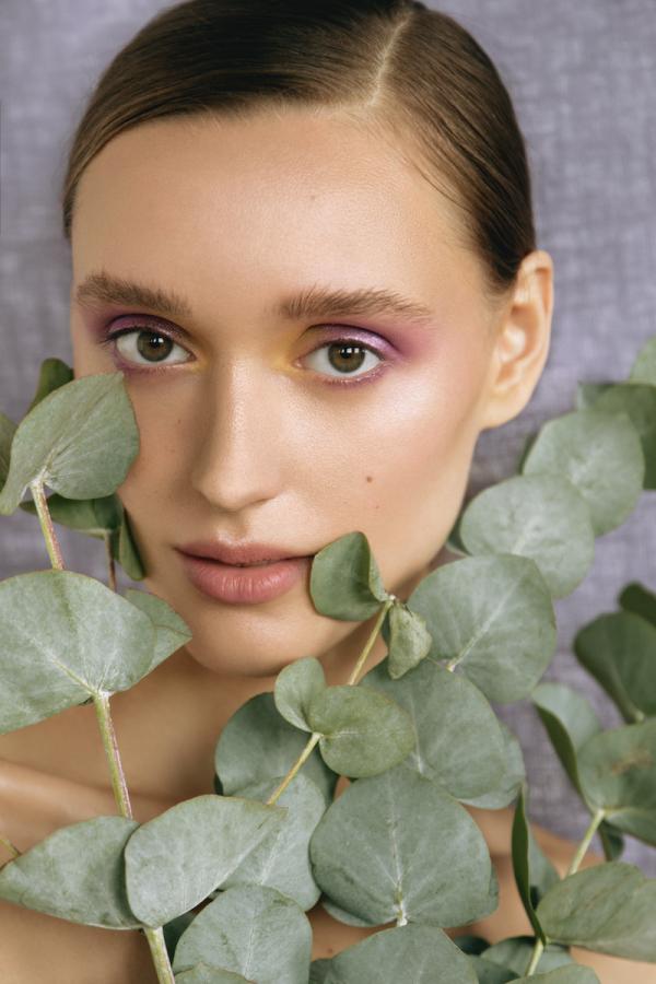 Anna Reynolds - Freshness of summer for la Botanica Magazine - artistspool.com