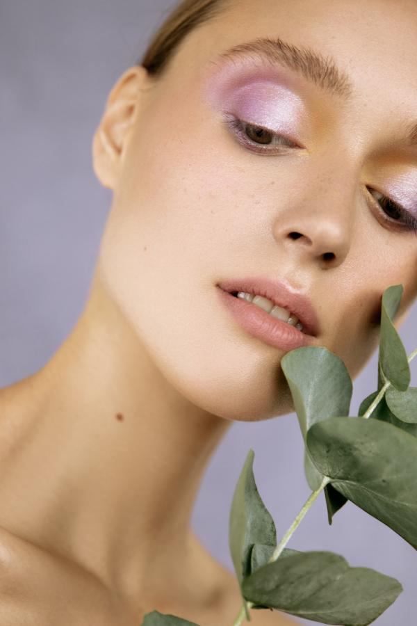Anna Reynolds - Freshness of summer for la Botanica Magazine - artistspool.com